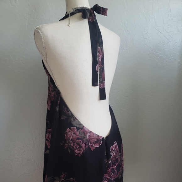 Backless Dress - Picture 3 of 4